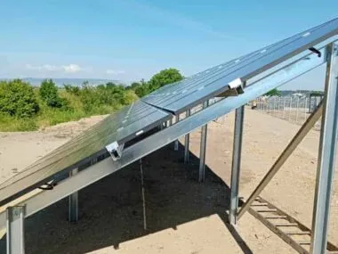 Sisteme montaj panouri fotovoltaice la sol {{brizy_dc_image_alt imageSrc=