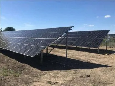 Sistem montaj panouri fotovoltaice la sol {{brizy_dc_image_alt imageSrc=